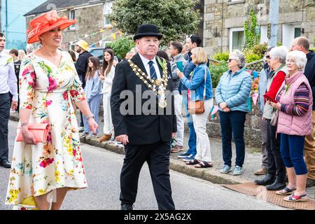 Helston, Cornovaglia, 8 maggio 2024, il Flora Day, che è un'antica festa primaverile, ha avuto luogo oggi ad Helston, Cornovaglia. Celebra la fine dell'inverno e segna l'arrivo dell'estate. Migliaia di persone si recano in fila per le strade e assistono alle incredibili danze iniziate alle 7:00. Nel primo ballo le coppie ballano per le strade entrando in case selezionate. Hal An Tow racconta la storia di Helston. A metà mattina c'era un ballo per bambini con oltre mille bambini che ballavano da scuole locali, tutti con abiti bianchi. Crediti: Keith Larby/Alamy Live News Foto Stock