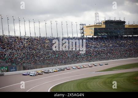 Kansas City, Kansas, Stati Uniti. 5 maggio 2024. Ross Chastain guida il campo per l'AdventHealth 400 a Kansas City, Kansas, USA. (Immagine di credito: © Stephen A. Arce Action Sports pH/ASP) SOLO PER USO EDITORIALE! Non per USO commerciale! Foto Stock