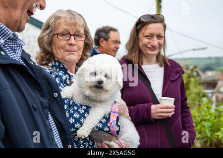 Helston, Cornovaglia, 8 maggio 2024, il Flora Day, che è un'antica festa primaverile, ha avuto luogo oggi ad Helston, Cornovaglia. Celebra la fine dell'inverno e segna l'arrivo dell'estate. Migliaia di persone si recano in fila per le strade e assistono alle incredibili danze iniziate alle 7:00. Nel primo ballo le coppie ballano per le strade entrando in case selezionate. Hal An Tow racconta la storia di Helston. A metà mattina c'era un ballo per bambini con oltre mille bambini che ballavano da scuole locali, tutti con abiti bianchi. Crediti: Keith Larby/Alamy Live News Foto Stock