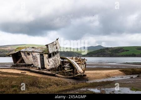 S.S. Point Reyes, un peschereccio in rovina bloccato nella sabbia lungo la baia di Tomales nel mare nazionale di Point Reyes nella città di Inverness, nord Foto Stock