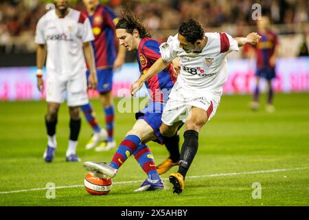 Intenso duello nei panni di messi e Adriano per il pallone nella partita Siviglia-Barcellona. Foto Stock