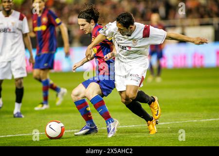 Intenso duello nei panni di messi e Adriano per il pallone nella partita Siviglia-Barcellona. Foto Stock