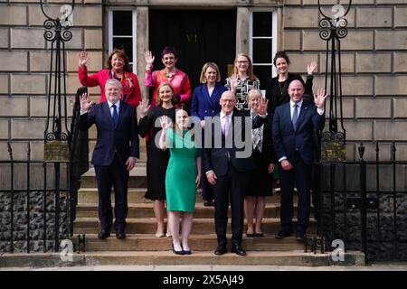 IL NUOVO NOME RETTIFICATIVO TRASMESSO DA HISLOP a HYSLOP, appena nominato primo ministro di Scozia, John Swinney, si erge con i suoi nuovi membri del Gabinetto (fila superiore - da sinistra a destra)Fiona Hyslop, Angela Constance, Jenny Gilruth, Shirley-Anne Somerville e Mairi Gougeon, (fila anteriore da sinistra a destra) Angus Robertson, Mairi McAllan, Kate Forbes, John Swinney, Shona Robison e Neil Gray, sui gradini di Bute House, Edimburgo. Data foto: Mercoledì 8 maggio 2024. Foto Stock