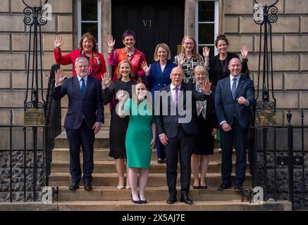 Primo ministro scozzese John Swinney con il suo nuovo gabinetto nominato, (da sinistra a destra, dall'alto) Fiona Hyslop, Angela Constance, Jenny Gilruth, Shirley-Anne Somerville, Mairi Gougeon, (riga in basso) Angus Robertson, Mairi McAllan, Kate Forbes, John Swinney, Shona Robison e Neil Gray fuori Bute House, Edimburgo. Data foto: Mercoledì 8 maggio 2024. Foto Stock