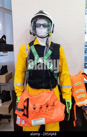 Dispositivi di protezione individuale - sicurezza sul lavoro industriale e dispositivi di protezione individuale sul display. Elmetto di sicurezza e cuffie antirumore Foto Stock