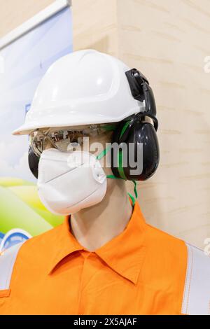 DPI - sicurezza sul lavoro industriale e dispositivi di protezione individuale sul display. Elmetto di sicurezza e cuffie antirumore, dispositivi di protezione respiratoria Foto Stock