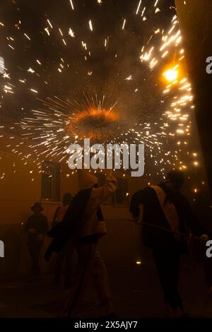 La sfilata di Correfocs (lit. Fire Runner). Durante questi eventi gioiosi le persone camminano tra di loro, ballando al ritmo suonato dai batteristi nelle vicinanze. Foto Stock