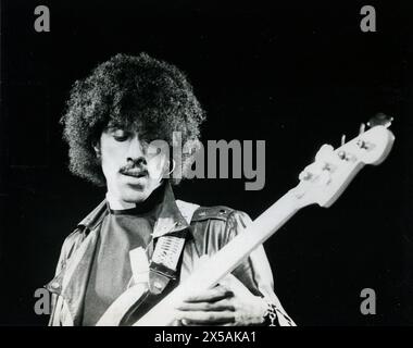 Phil Lynott, cantante del gruppo rock irlandese Thin Lizzy, si esibisce dal vivo a Londra il 29 luglio 1978. Foto Stock