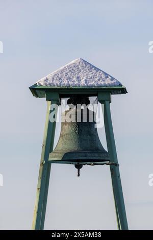 Goteborg, Svezia - 04 febbraio 2023: Campanile contro il cielo con iscrizioni sulla campana. Neve in cima alla torre. Nessuna persona visibile... Nessuna persona visibile Foto Stock