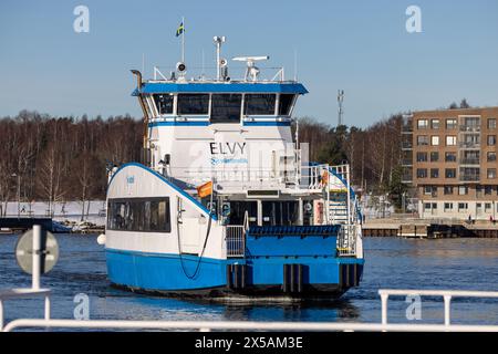 goteborg, Svezia - 4 febbraio 2023: Traghetto passeggeri in acqua in avvicinamento alla fermata. Persona visibile sul traghetto Foto Stock