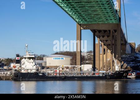 gothenburg, Svezia - 04 febbraio 2023: Cisterne petrolifere, molo in legno ed edifici nel porto. Giornata invernale con neve. Nessuna persona visibile Foto Stock