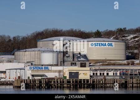 gothenburg, Svezia - 04 febbraio 2023: Cisterne petrolifere, molo in legno ed edifici nel porto. Giornata invernale con neve. Nessuna persona visibile Foto Stock