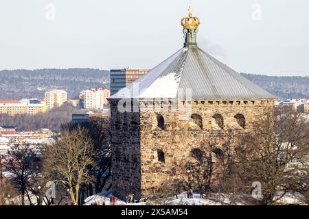 gothenburg, Svezia - 04 febbraio 2023: Fortificazione in pietra con neve sul tetto e querce. Persone visibili a terra. Foto Stock