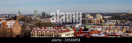 Gothenburg, Svezia - 4 febbraio 2023: Vista panoramica invernale rialzata della città. Neve sui tetti. Nessuna persona visibile. Foto Stock