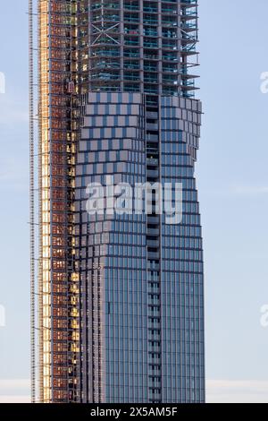 gothenburg, Svezia - 04 febbraio 2023: Costruzione di un alto edificio Karlatornet. Telaio in calcestruzzo parzialmente coperto da finestre. Nessuna persona visibile Foto Stock