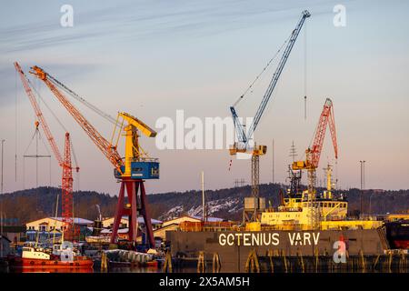 gothenburg, Svezia - 4 febbraio 2023: Navi e gru al molo di riparazione. Acqua calma e sfondo invernale. Nessuna persona visibile Foto Stock