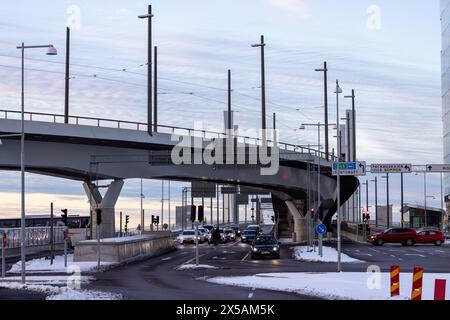 gothenburg, Svezia - 4 febbraio 2023: Ponte in cemento e auto al semaforo. Persone visibili che attraversano la strada Foto Stock