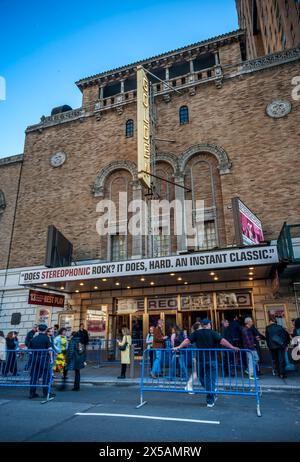 Gli amanti dei teatri fuori dal Golden Theatre nel Theater District di New York per entrare a vedere lo spettacolo "stereofonico" mercoledì 1 maggio 2024. Il musical è stato nominato per 13 Tony Award, tra cui Best Play. (© Richard B. Levine) Foto Stock