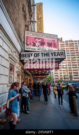 Gli amanti dei teatri fuori dal Golden Theatre nel Theater District di New York per entrare per vedere lo spettacolo di ÒStereophonicÓ mercoledì maggio 2024. Il musical è stato nominato per 13 Tony Award, tra cui Best Play. (© Richard B. Levine) Foto Stock