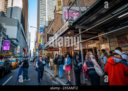 Gli amanti dei teatri fuori dal Golden Theatre nel Theater District di New York per entrare per vedere lo spettacolo di ÒStereophonicÓ mercoledì maggio 2024. Il musical è stato nominato per 13 Tony Award, tra cui Best Play. (© Richard B. Levine) Foto Stock