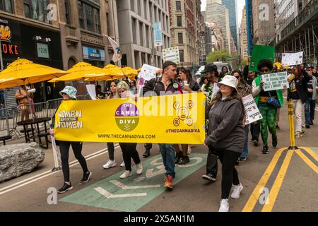 Sostenitori della marcia della marijuana a New York sabato 4 maggio 2024 alla 51esima edizione della NYC Cannabis Parade. La marcia includeva un'ampia gamma di dati demografici, dalla generazione Z ai millennial fino agli hippy di vecchia data. New York ha legalizzato la marijuana per uso ricreativo per gli adulti dai 21 anni in su dopo molti anni e molti tentativi falliti. (© Richard B. Levine) Foto Stock