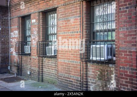 I condizionatori d'aria delle finestre spuntano dalle finestre del primo piano di un edificio di New York martedì 7 maggio 2024. © Richard B. Levine) Foto Stock