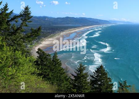 Lungo la costa dell'Oregon: Vista panoramica da Neahkahnie che guarda verso Manzanita, Nehalem Bay e, in lontananza, Rockaway Beach. Foto Stock