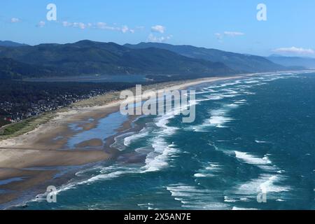 Lungo la costa dell'Oregon: Vista panoramica da Neahkahnie che guarda verso Manzanita, Nehalem Bay e, in lontananza, Rockaway Beach. Foto Stock