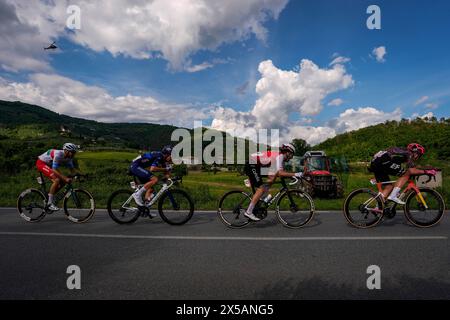 Genova, Italia. 8 maggio 2024. I pack riders durante la tappa 5 del giro d'Italia da Genova a Luccaa, 8 maggio 2024 Italia. (Foto di Gian Mattia D'Alberto/Lapresse) credito: LaPresse/Alamy Live News Foto Stock