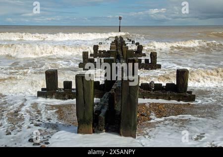 Trimmingham, Norfolk, Inghilterra, 26 aprile 2024, un frangiflutti di legname sotto assedio dall'acqua Foto Stock