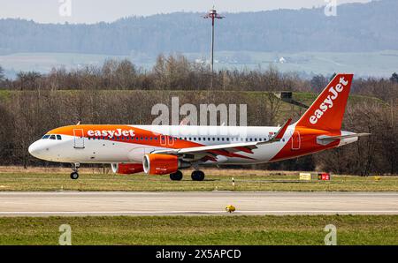 Un Airbus A320-214 easyJet arriva al terminal dopo l'atterraggio all'aeroporto di Zurigo. Registrazione OE-IJX. (Zurigo, Svizzera, 10.03.2024) Foto Stock