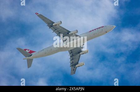 Un Airbus A340-313X di Swiss International Airlines sorvola l'aeroporto di Zurigo dopo il decollo. L'aereo sta salendo. Registrazione HB-JMI. (Zurigo, Foto Stock