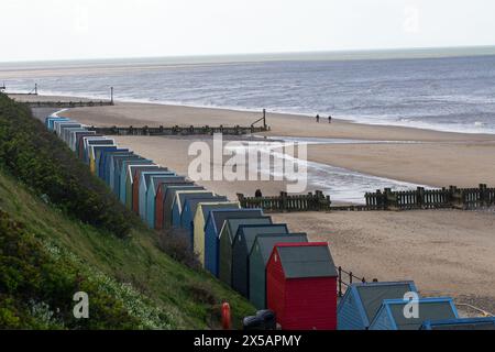 Mundesley, Norfolk, Inghilterra, aprile 2024, capanne sulla spiaggia di Mundesley. Foto Stock