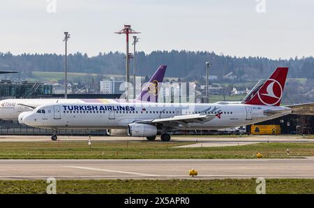 Un Airbus A321-231 della Turkish Airlines arriva in taxi al terminal dopo l'atterraggio all'aeroporto di Zurigo. Registrazione TC-JRU. (Zurigo, Svizzera, 10.03.2024) Foto Stock