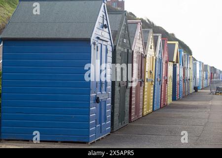 Mundesley, Norfolk, Inghilterra, aprile 2024, capanne sulla spiaggia di Mundesley. Foto Stock