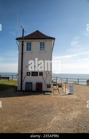 Mundesley, Norfolk, Inghilterra, 30 aprile 2024, una vista dell'edificio della guardia costiera che si affaccia sul mare. Foto Stock