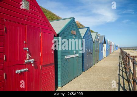 Mundesley, Norfolk, Inghilterra, aprile 2024, capanne sulla spiaggia di Mundesley. Foto Stock