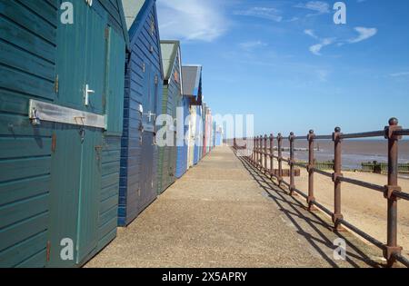 Mundesley, Norfolk, Inghilterra, aprile 2024, capanne sulla spiaggia di Mundesley. Foto Stock