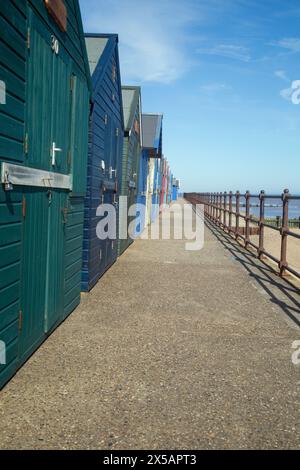 Mundesley, Norfolk, Inghilterra, aprile 2024, capanne sulla spiaggia di Mundesley. Foto Stock