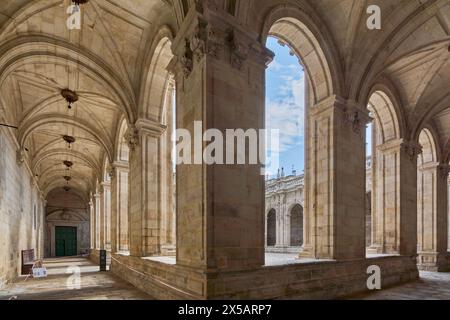 Lugo, Spagna - 5 maggio 2024: Il chiostro della Cattedrale di Lugo, un monumento patrimonio dell'umanità, si distingue per la sua impressionante architettura gotica e per la sua architettura Foto Stock