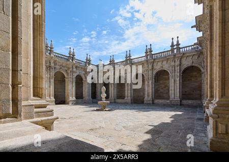 Lugo, Spagna - 5 maggio 2024: Il chiostro della Cattedrale di Lugo, con la sua imponente facciata e l'intricato interno, è simbolo di devozione e fede. Foto Stock