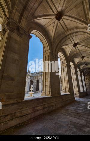 Lugo, Spagna - 5 maggio 2024: Il chiostro della Cattedrale di Lugo, con le sue colonne ornate e l'imponente facciata, è una testimonianza dell'artigianato e del decoro Foto Stock