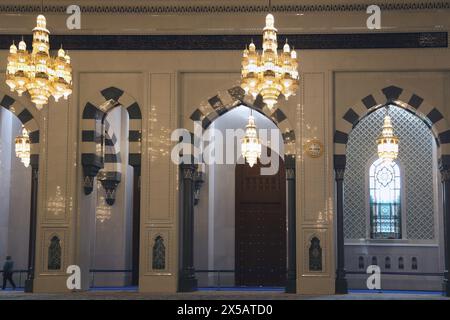 Grande Moschea del Sultano Qaboos sala principale delle preghiere interno di Mascate Oman Foto Stock