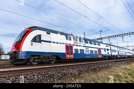 Eine Zürcher S-Bahn der Linie S24 (S-Bahn 24) vom Typ FFS Rabe 514 fährt in den Bahnhof Bassersdorf im Zürcher Unterland ein. (Bassersdorf, Schweiz, 0 Foto Stock