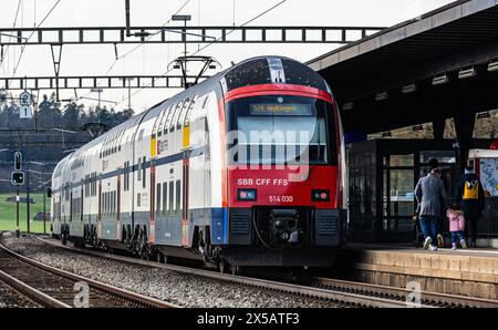 Eine Zürcher S-Bahn der Linie S24 (S-Bahn 24) vom Typ FFS Rabe 514 steht im Bahnhof Bassersdorf im Zürcher Unterland ein. (Bassersdorf, Schweiz, 04,02 Foto Stock