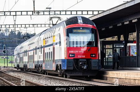 Eine Zürcher S-Bahn der Linie S24 (S-Bahn 24) vom Typ FFS Rabe 514 steht im Bahnhof Bassersdorf im Zürcher Unterland ein. (Bassersdorf, Schweiz, 04,02 Foto Stock