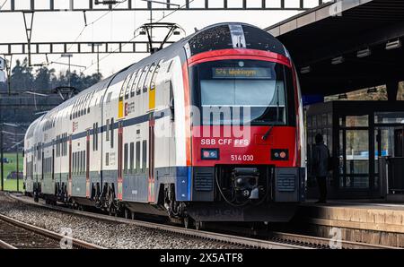 Eine Zürcher S-Bahn der Linie S24 (S-Bahn 24) vom Typ FFS Rabe 514 steht im Bahnhof Bassersdorf im Zürcher Unterland ein. (Bassersdorf, Schweiz, 04,02 Foto Stock