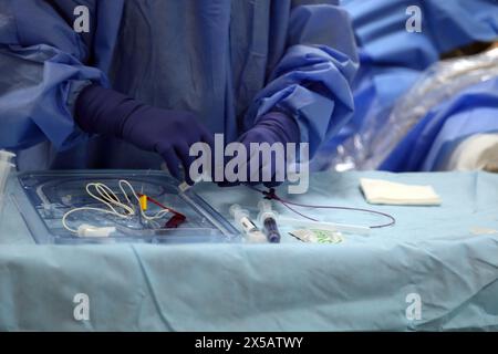 Infermiere in preparazione alla somministrazione di un catetere centrale inserito perifericamente (Picc Line) in Local Anaesthetic Surrey England Foto Stock