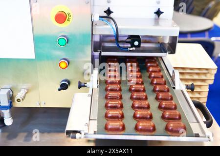 Produzione di dolciumi industriali su trasportatori Foto Stock