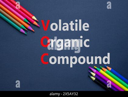 Simbolo del composto organico volatile VOC. Parole concettuali composti organici volatili VOC su carta. Splendido sfondo nero. Matite colorate. COV. Business Foto Stock